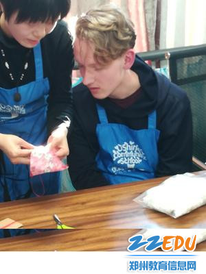 新西兰留学生学习刺绣1 新西兰留学生学习刺绣1