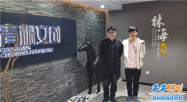 杜德良老师和学生王猛合影郑州市电子信息工程学校平面影视工作室学员