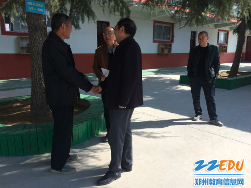 01 中心校领导亲切问候即将退休的冯老师 01 中心校领导亲切问候即将退休的冯老师