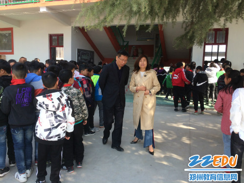 04 中心校校长李佑和我校校长张玲霞交流学校情况 04 中心校校长李佑和我校校长张玲霞交流学校情况