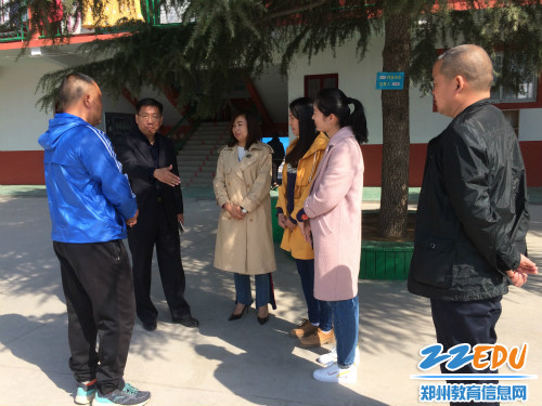 05 中心校校长李佑和我校国旗下讲话的领导、老师进行交谈 05 中心校校长李佑和我校国旗下讲话的领导、老师进行交谈