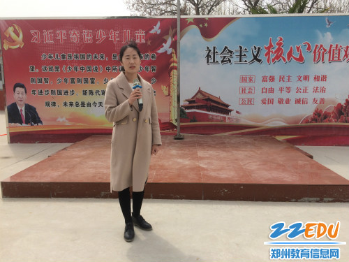 07 3月29日上午,政教处安娜主任对三月学雷锋活动中的学雷锋小标兵进行表彰 07 3月29日上午,政教处安娜主任对三月学雷锋活动中的学雷锋小标兵进行表彰