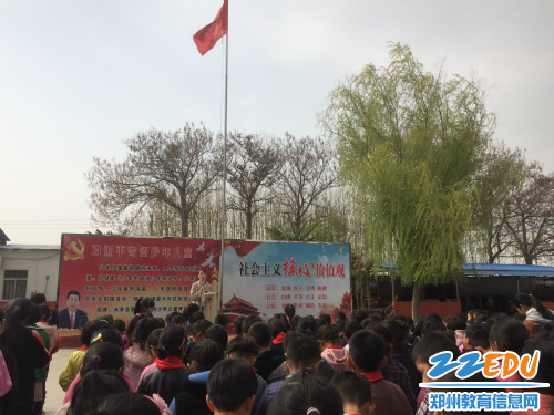 08 3月29日上午,政教处安娜主任对三月学雷锋活动中的学雷锋小标兵进行表彰 08 3月29日上午,政教处安娜主任对三月学雷锋活动中的学雷锋小标兵进行表彰