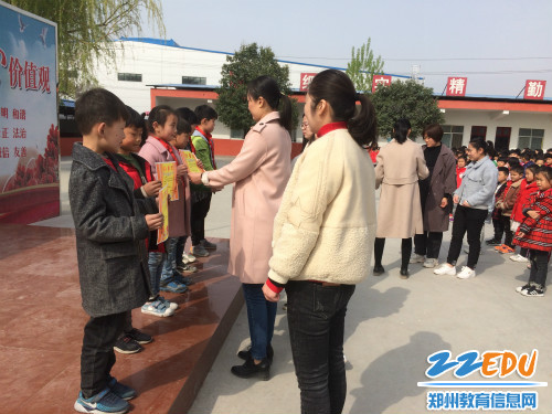 09 各班班主任给学雷锋小标兵颁发荣誉证书 09 各班班主任给学雷锋小标兵颁发荣誉证书