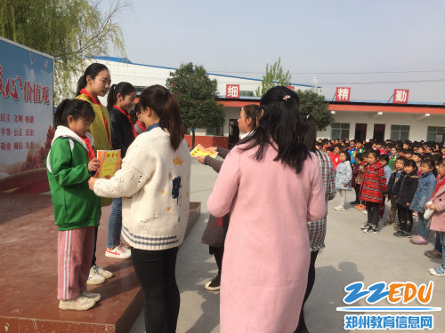 10 各班班主任给学雷锋小标兵颁发荣誉证书 10 各班班主任给学雷锋小标兵颁发荣誉证书