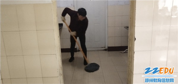 3.工人师傅正在清扫水房 3.工人师傅正在清扫水房