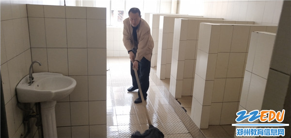 5.106中学物业师傅正在打扫厕所 5.106中学物业师傅正在打扫厕所