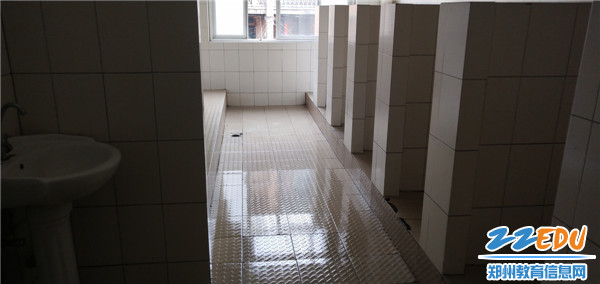 6.106中学“厕所革命”成果 6.106中学“厕所革命”成果