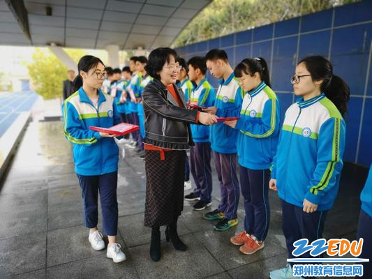 校长张献雨为优秀学子颁发奖状 校长张献雨为优秀学子颁发奖状