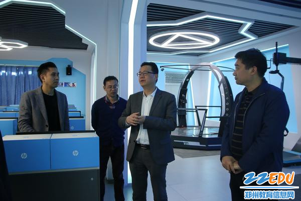 3 邀请王志卫校长参观学校VR实训室建设 3 邀请王志卫校长参观学校VR实训室建设
