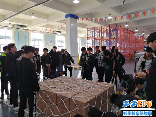 08学生进行现场操作 08学生进行现场操作