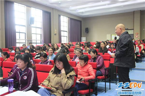 杨伟东主任先学后教的翻转课堂别具特色 杨伟东主任先学后教的翻转课堂别具特色