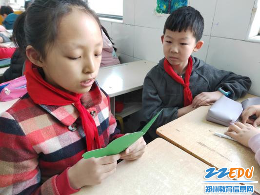 同学们纷纷把对先烈、先贤的敬仰写下来,分享给同学听。 同学们纷纷把对先烈、先贤的敬仰写下来,分享给同学听。