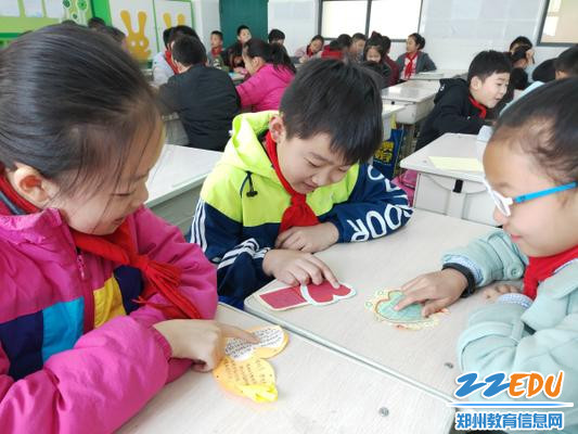 同学们相互分享自己制作的心意卡,说说自己对先烈、先贤、先人的感恩和敬仰 同学们相互分享自己制作的心意卡,说说自己对先烈、先贤、先人的感恩和敬仰