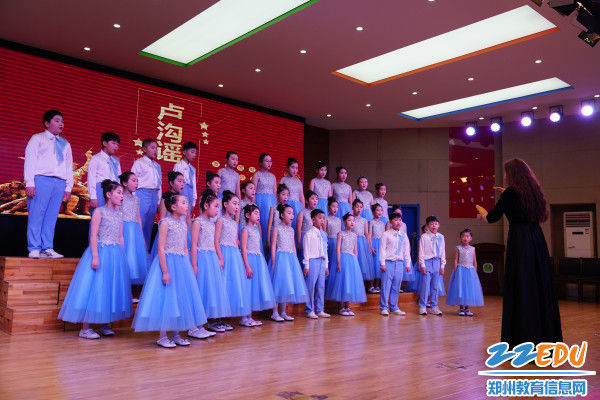 学校合唱团的孩子们用声音的力量传递对英雄们的歌颂。 学校合唱团的孩子们用声音的力量传递对英雄们的歌颂。