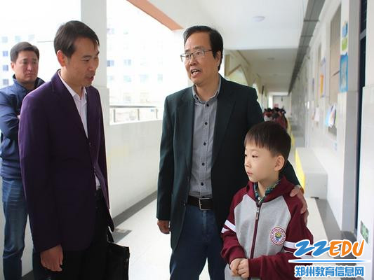 河南记者站副站长陈强与三年级学生友好交谈 河南记者站副站长陈强与三年级学生友好交谈