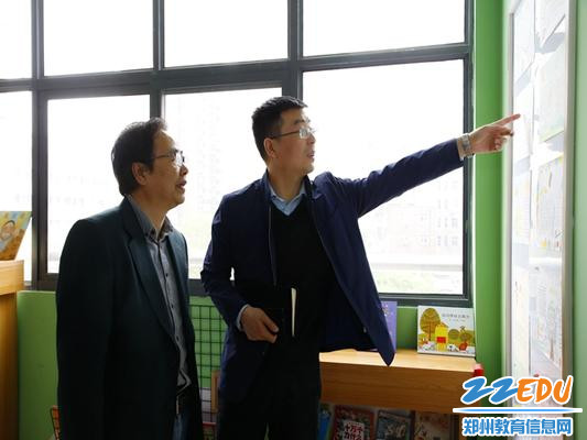 金水区教体局高招办主任曹鹏举与河南记者站副站长陈强 金水区教体局高招办主任曹鹏举与河南记者站副站长陈强