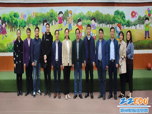 校领导与来访嘉宾合影留念 校领导与来访嘉宾合影留念