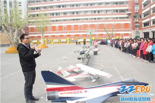 3、航模老师介绍各种飞机模型 3、航模老师介绍各种飞机模型