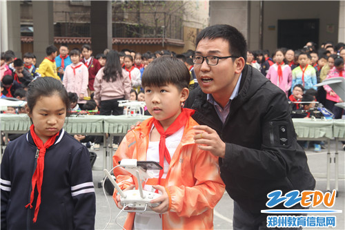4、航模老师指导孩子操作遥控 4、航模老师指导孩子操作遥控