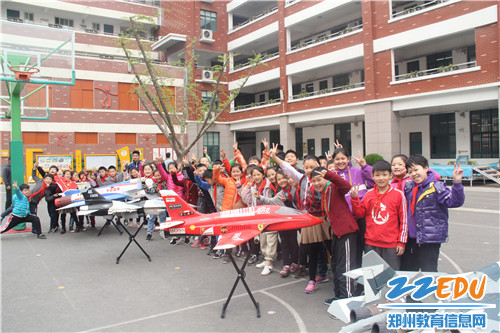 5、与航模合影 5、与航模合影