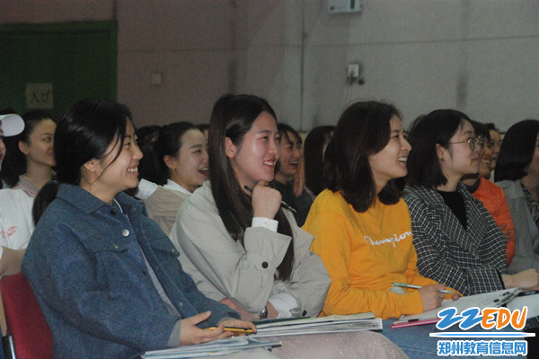 参与培训教师认真聆听 参与培训教师认真聆听