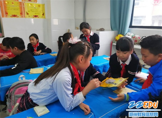 同学们一起研究手中的食品 同学们一起研究手中的食品