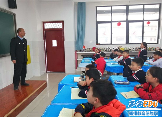 课堂上同学们积极互动 课堂上同学们积极互动