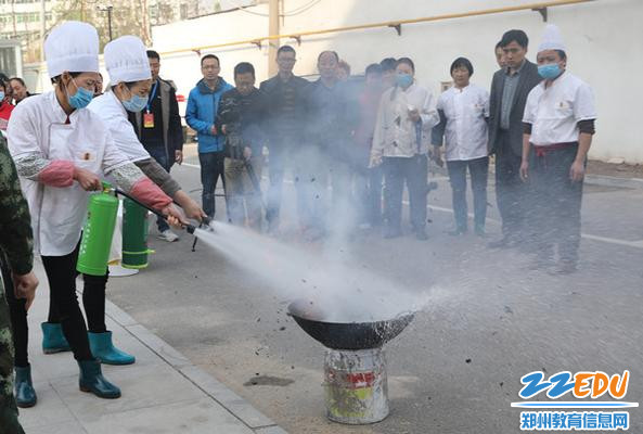 食堂工作人员进行消防技能培训 食堂工作人员进行消防技能培训