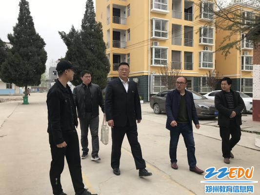 1.纪委书记李勇杰代表学校慰问周口支教教师张瑞斐 1.纪委书记李勇杰代表学校慰问周口支教教师张瑞斐