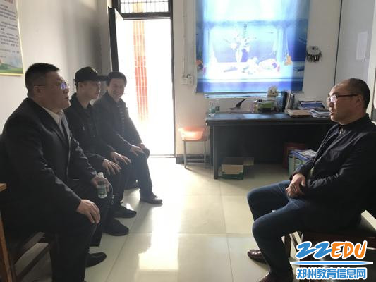 2.李书记与南丰一中刘校长亲切交流 2.李书记与南丰一中刘校长亲切交流