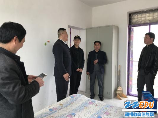 3.李书记一行了解支教教师住宿生活情况 3.李书记一行了解支教教师住宿生活情况