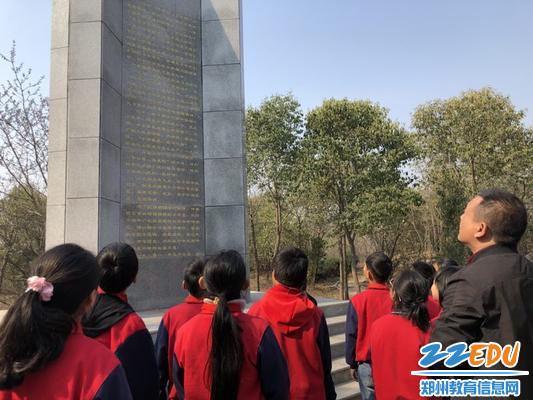 瞻仰烈士墓碑 瞻仰烈士墓碑