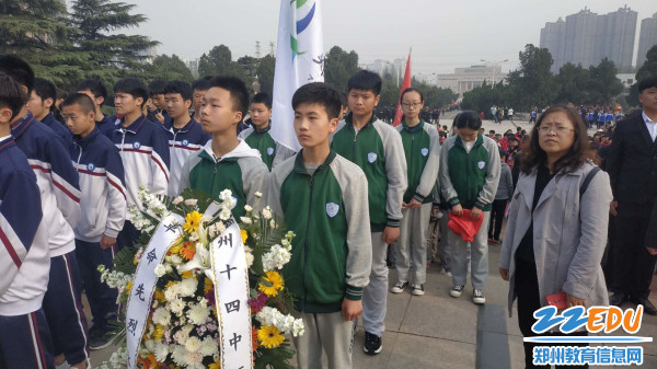 2师生代表敬献花圈 2师生代表敬献花圈