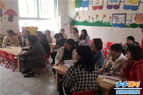 老师们认真看课 老师们认真看课