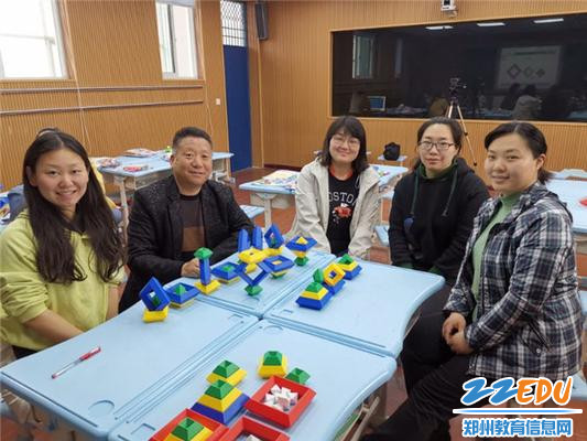 2.校长张仁杰和数学教师代表体验超脑麦斯课程 2.校长张仁杰和数学教师代表体验超脑麦斯课程