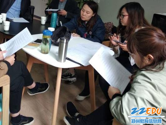 老师们正在认真审阅资料 老师们正在认真审阅资料
