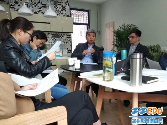 老师们在研讨会上献计献策 老师们在研讨会上献计献策