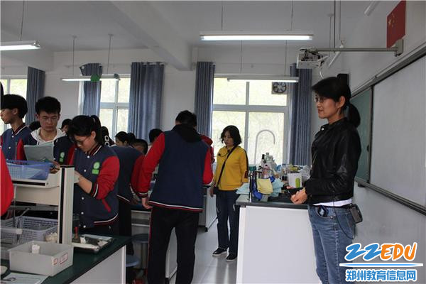 负责实验室内的督导老师 负责实验室内的督导老师