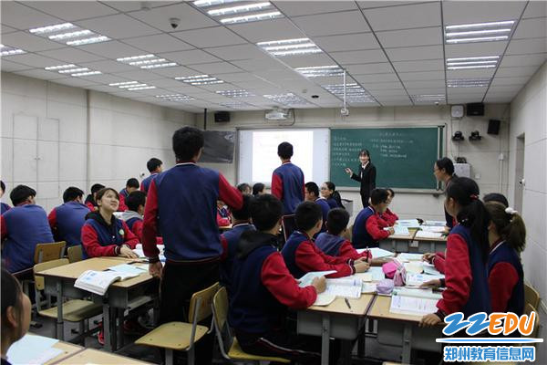 每个小组的三号组员都站起来抢答 每个小组的三号组员都站起来抢答