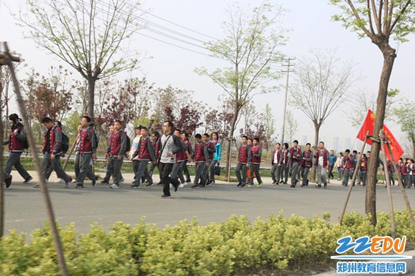 政教处焦报国主任与学生一起远足 政教处焦报国主任与学生一起远足