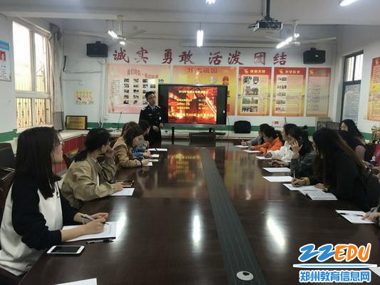 耿老师正在为老师们讲火灾的知识_调整大小 耿老师正在为老师们讲火灾的知识_调整大小