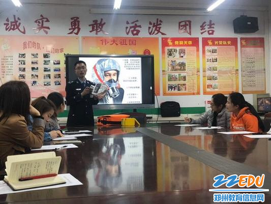 耿老师正在为老师们讲解防毒面具的使用方法_调整大小 耿老师正在为老师们讲解防毒面具的使用方法_调整大小