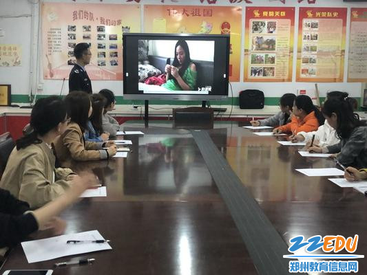 老师们正在认真做记录_调整大小 老师们正在认真做记录_调整大小