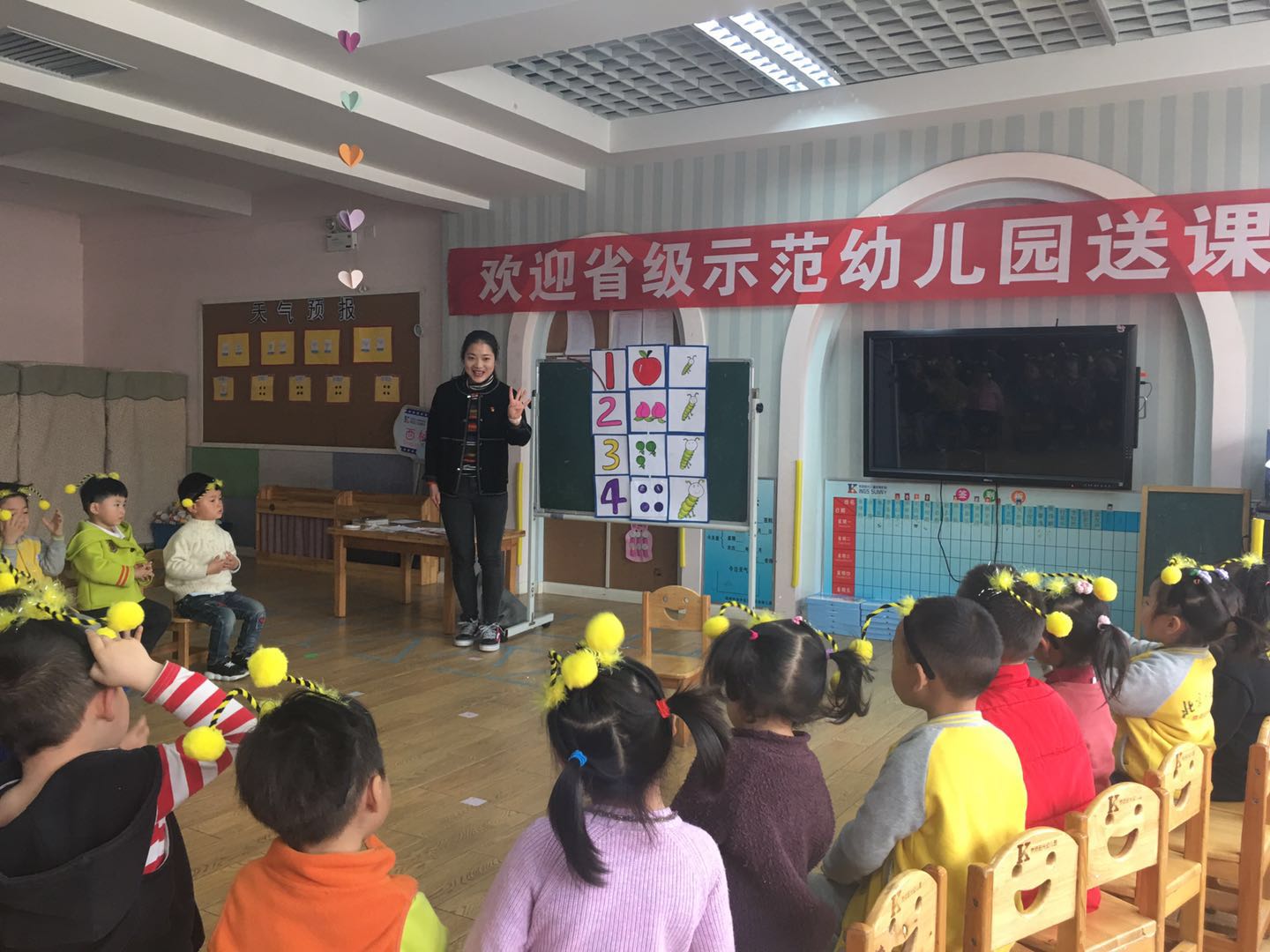 推动金水区幼教事业整体发展,4月8日,金水区新建幼儿园园长段青珍和党