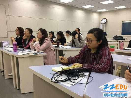 郑州31、103中教师认真倾听刘惠臻老师的培训指导 郑州31、103中教师认真倾听刘惠臻老师的培训指导