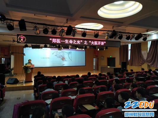 2.专家运用生动的图片向同学们讲解气管梗堵的施救方法 2.专家运用生动的图片向同学们讲解气管梗堵的施救方法