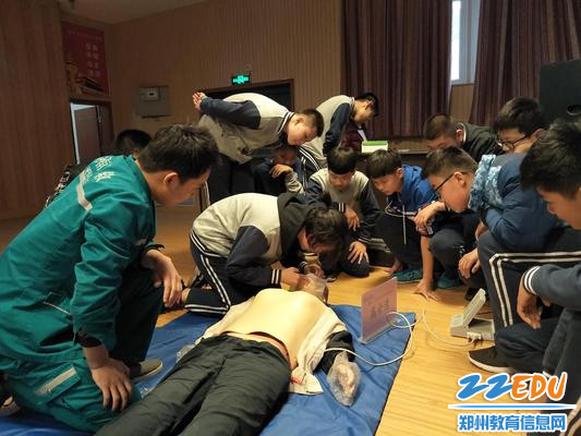 4.同学们近距离观摩心肺复苏术实施手法,跃跃欲试 4.同学们近距离观摩心肺复苏术实施手法,跃跃欲试