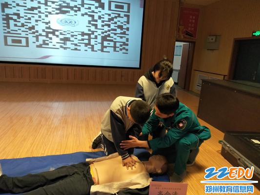 3.学生们在专家的指导下进行心肺复苏术的实际操作 3.学生们在专家的指导下进行心肺复苏术的实际操作