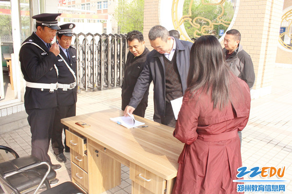 马海峰校长翻看校外人员来访登记表_副本 马海峰校长翻看校外人员来访登记表_副本